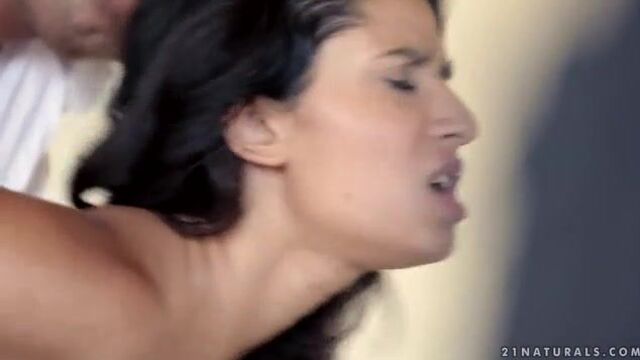 Нимфоманка с небольшими сиськами классно кончила на члене опытного мужика