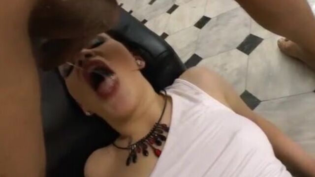 Разработал черноволосой бабе очко большим членом