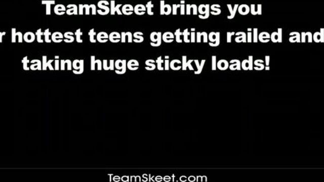 Развратная барышня уселась мокрой пиздой на член учителя