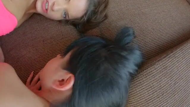 Парнишка чувственно ебет в жопы двух романтичных красоток