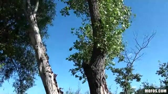 Порочная провинциалка отдалась незнакомцу на свежем воздухе