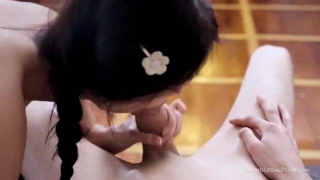 Романтичная модель страстно отсасывает пенис