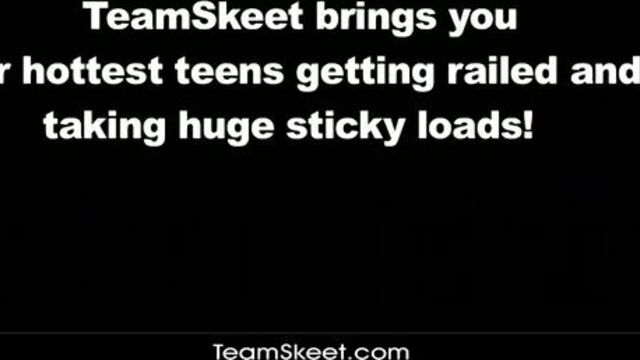 Молодая любовница красит губки и начинает баловать друга минетом