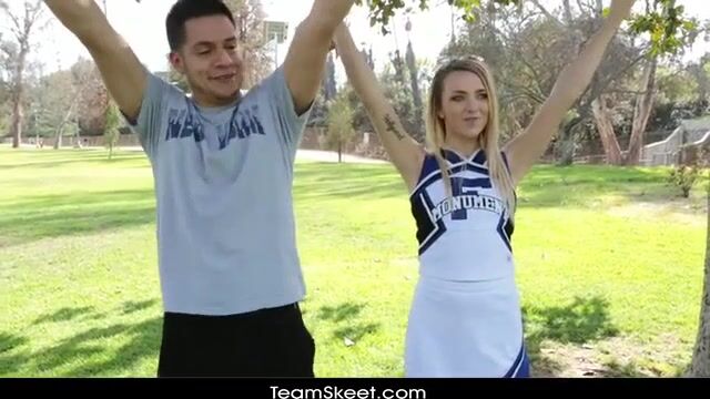 Спортивная худышка впервые трахается с тренером