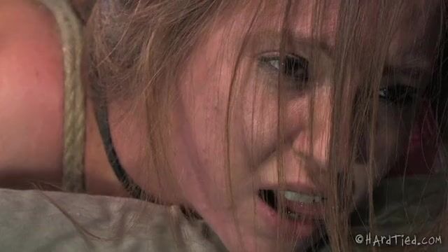 Строгий хозяин связывает рабыню и дрочит пизду черной игрушкой