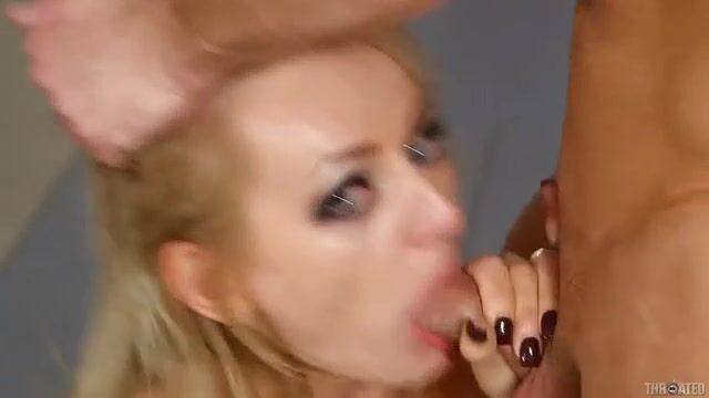 Блондинка в нижнем белье страстно сосет упругий хуек