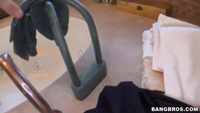 Крупный хуй негра помог белой красотке классно кончить