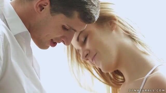 Романтичная худышка классно разводит ноги во время секса