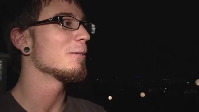 Соблазнительная кузина покорно встает раком перед братом