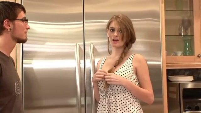 Соблазнительная кузина покорно встает раком перед братом