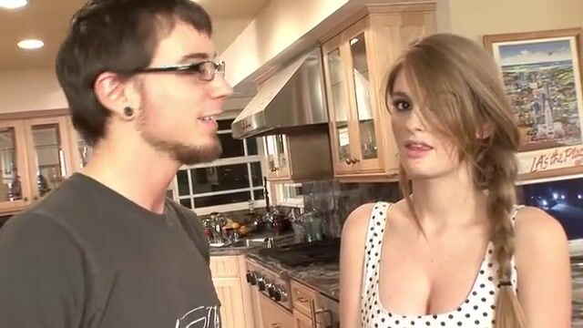 Соблазнительная кузина покорно встает раком перед братом