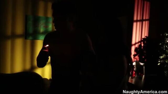 Женщина в коротком платье отсасывает хуй с особой страстью