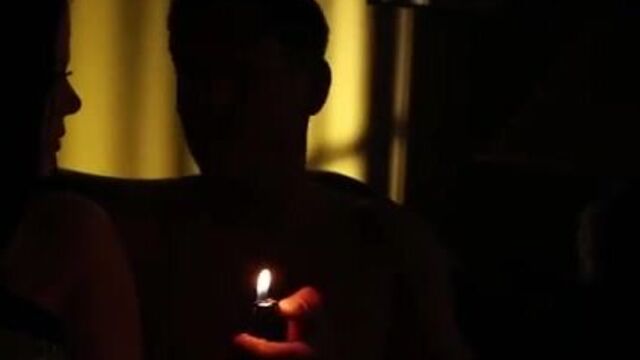 Женщина в коротком платье отсасывает хуй с особой страстью