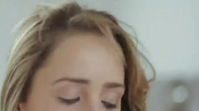 Симпатичная телочка с выбритой пилоткой активно скачет на твердом конце