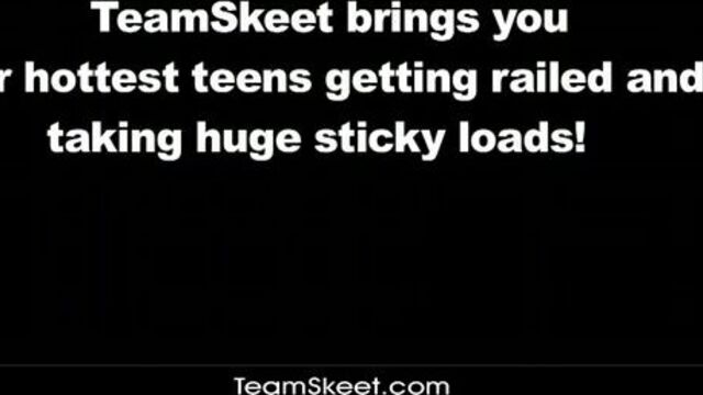 Братишка имеет сестренку в письку и теребит очко пальцами