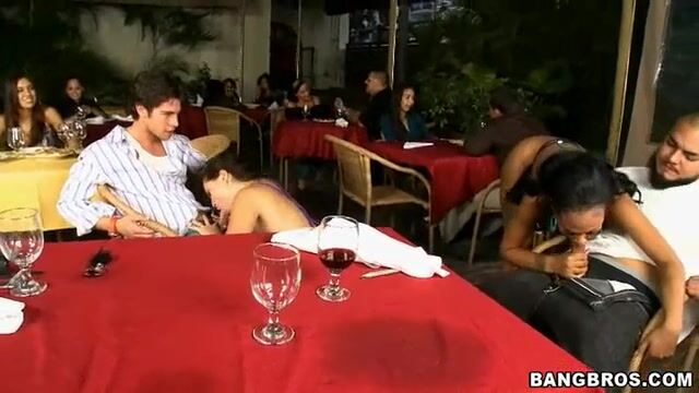 Заводные дамочки жадно отсасывают стриптизерам на вечеринке