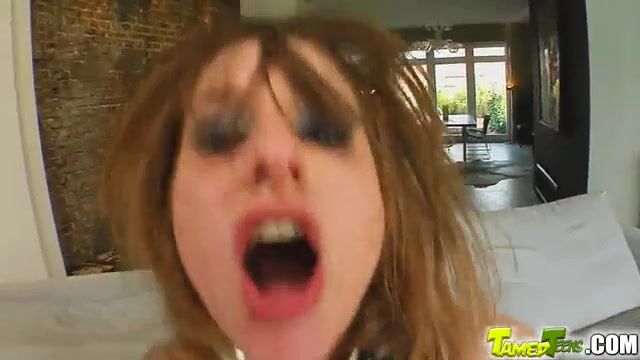 Удовлетворенная шлюха глотает сперму после близости