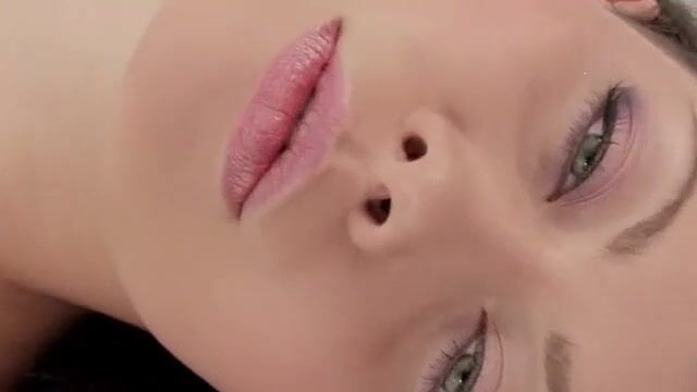 Обнаженная нимфоманка натирает пизденку игрушкой