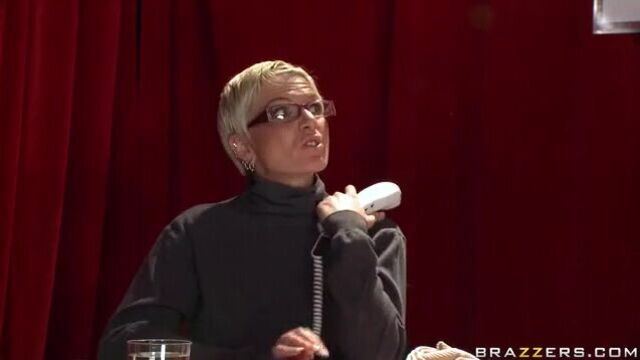 Мамочка в коротком платье с особой страстью отсасывает любовнику