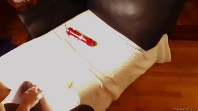 Подрочила растянутый анус игрушкой и отдалась между булок