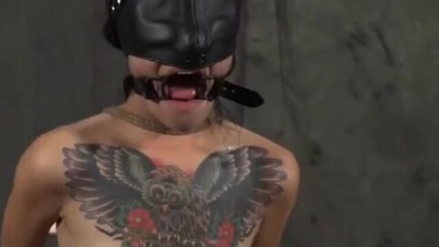 Татуированная рабыня кончает во время грубой дрочки клитора