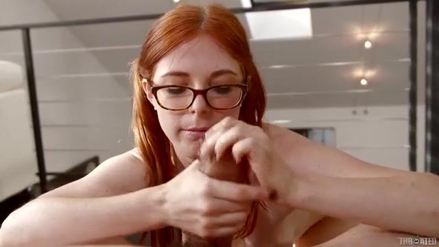 Очкастая милочка сосет хуй перед камерой и хихикает