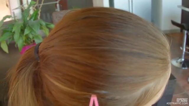 Грудастая стерв с тугой пизденкой бодро отсасывает упругий пенис