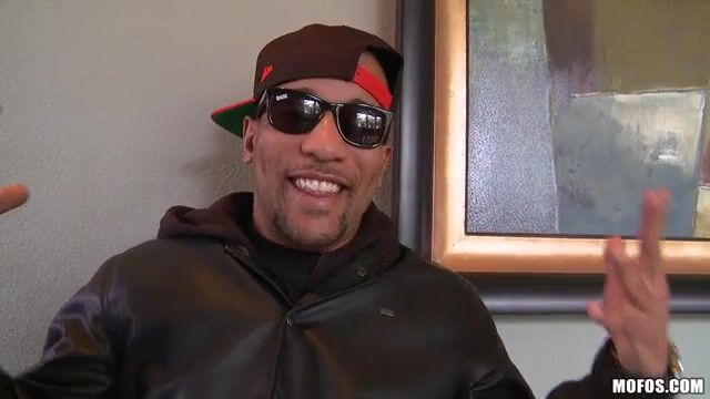 Важный негритенок глубоко засаживает в письку горячей барышне