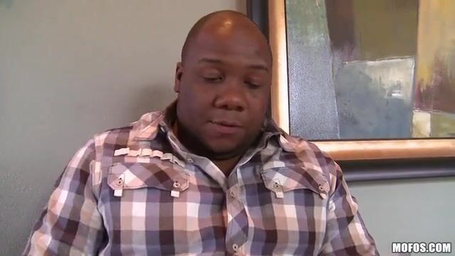 Важный негритенок глубоко засаживает в письку горячей барышне