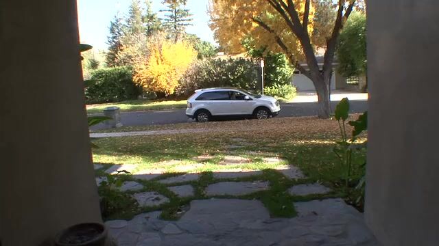 Похотливый батя разводит дочке ноги и засаживает между половых губ