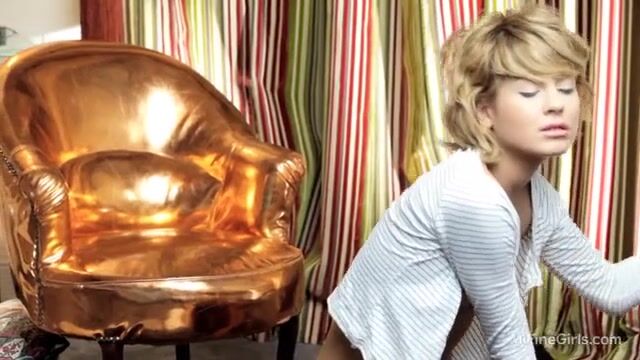 Молоденькая красавица глубоко запихивает вибратор в пизду