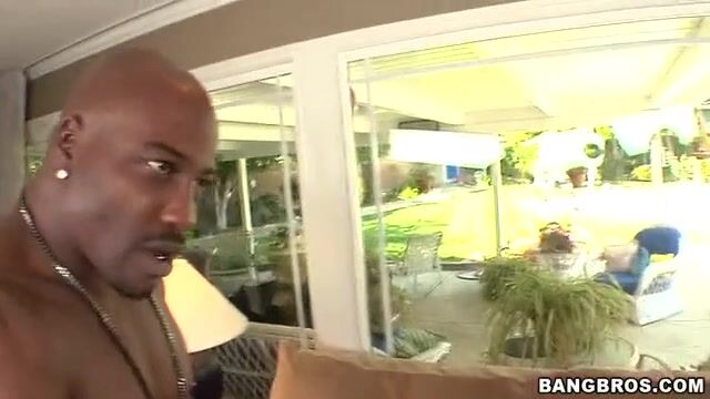 Счастливая шлюха отсасывает длинные черные пенисы и пускает слюни