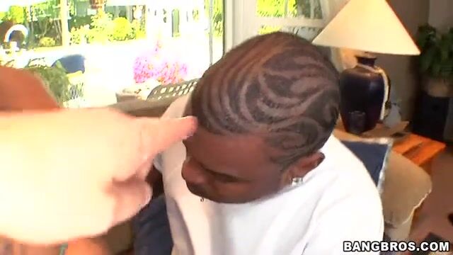 Счастливая шлюха отсасывает длинные черные пенисы и пускает слюни