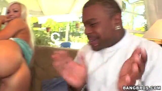 Счастливая шлюха отсасывает длинные черные пенисы и пускает слюни