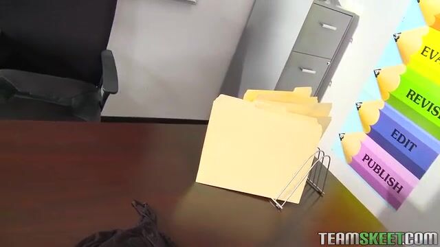 Приятная учительница раздевается перед студентом и предлагает секс в колледже