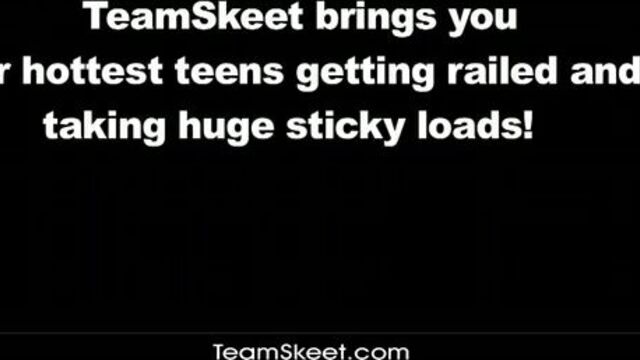 Знойная русая баба сосет хуй и закатывает глаза от удовольствия