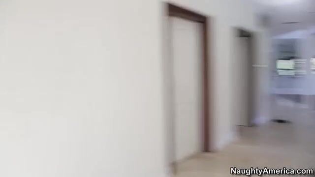 Хрупкая баба натирает клитор и ерзает на конце