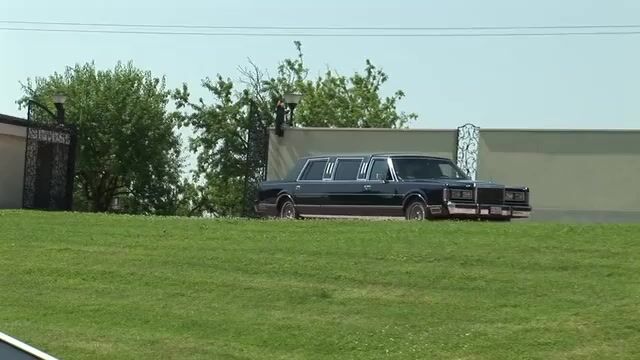 Шлюшка в белых чулках ублажает клиентов в отеле