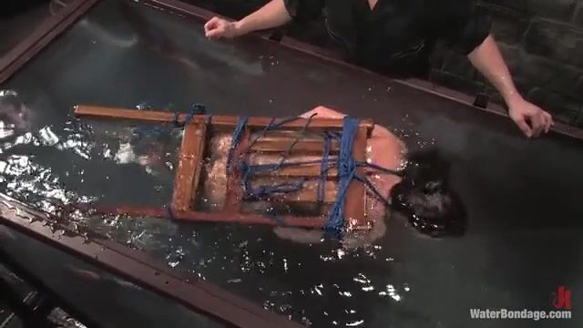 Извращенные пытки очень сильно завели голую рабыню