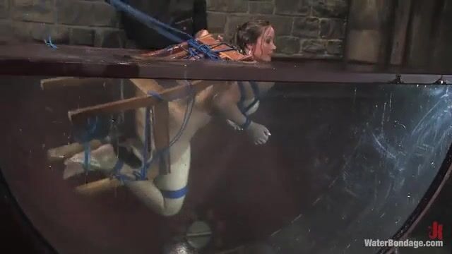 Извращенные пытки очень сильно завели голую рабыню