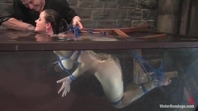 Извращенные пытки очень сильно завели голую рабыню