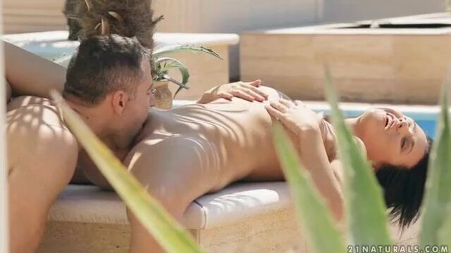 Голая красотка обнажает партнера в саду и старательно облизывает пенис