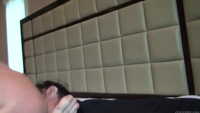 Привел в дом горячую шлюху и выебал перед скрытой камерой