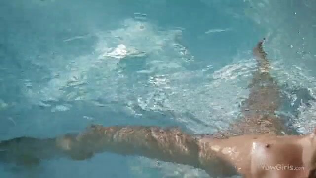 Голая красотка с упругими сосками позирует в бассейне