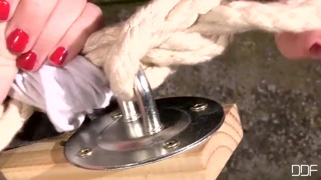 Толстая лесбиянка шлепает рабыню по жопе плеткой