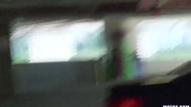 Телочка сосет и трахается с любовником в машине