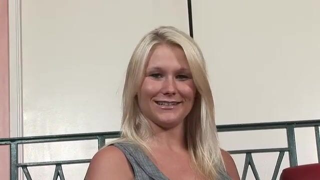 Тетя разделась перед племянником и удовлетворила