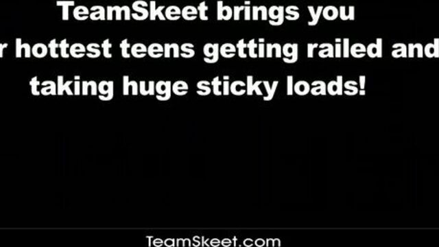 Голая жена отсасывает супругу хуй в темной комнате