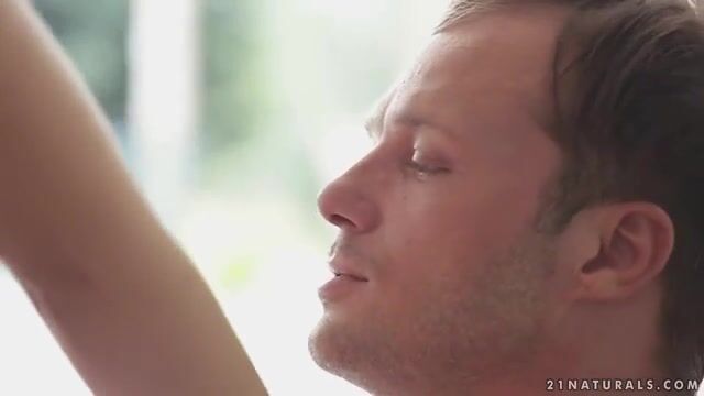 Проворная нимфоманка с мокрой писькой бодро скачет на пенисе любимого парня