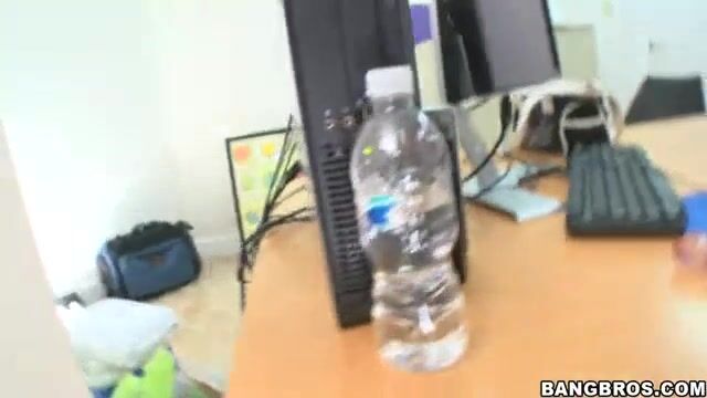 Босс ебет подчиненную на рабочем столе